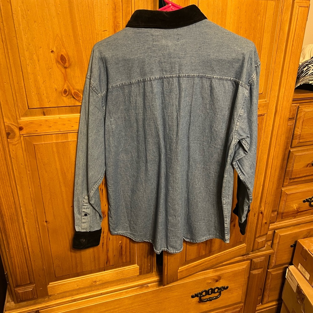 Beautiful lightweight denim long sleeved shirt with polyester collar, pockets ! - Picture 2 of 3